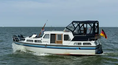 motorjacht op open water met beschutte kuip