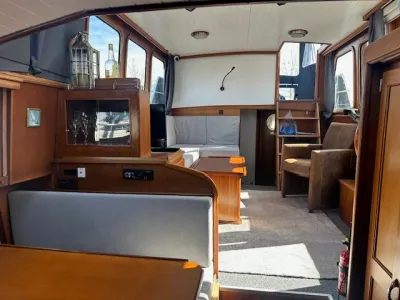 kajuitinterieur met zitgedeelte en tafel