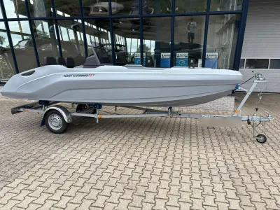 consoleboot op trailer bij showroom