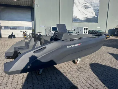 consoleboot buiten op parkeerplaats bij gebouw