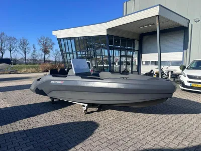 consoleboot op parkeerplaats bij showroom