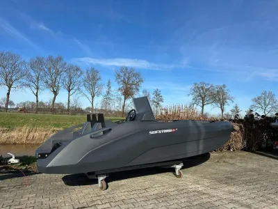 consoleboot op kade bij kanaal