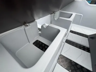 interieur van boot met opbergvakken en vloer