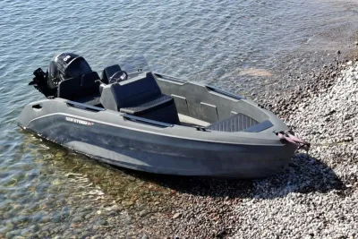 kleine consoleboot op kiezelstrand