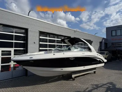 motorboot op bok voor bedrijfspand