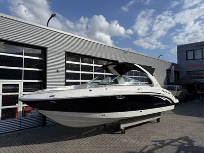 motorboot op bok voor bedrijfsgebouw