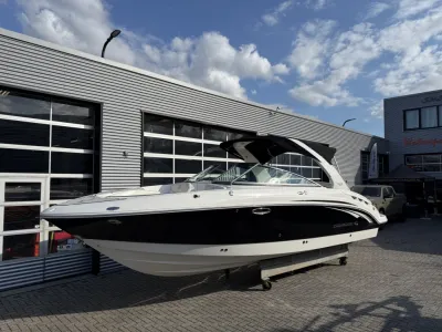 motorboot buiten voor bedrijfsgebouw