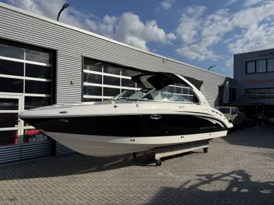 motorboot buiten voor bedrijfspand