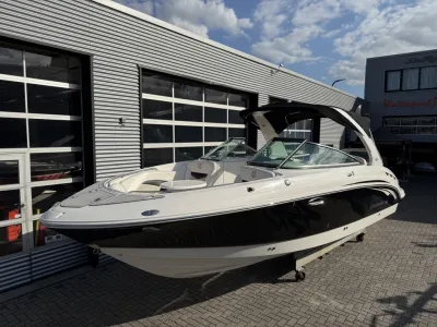 motorboot buiten bij bedrijfsgebouw