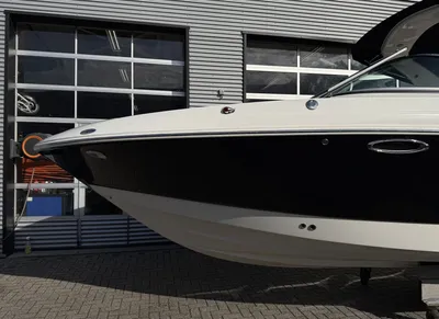 voorkant van een boot naast een bedrijfspand