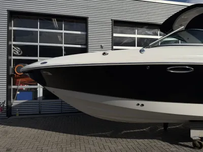 voorkant van motorboot bij loods