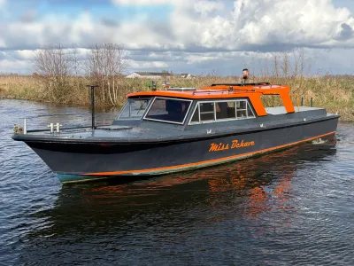 grijze en oranje patrouilleboot op water