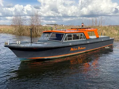 Patrouilleboot op het water met persoon