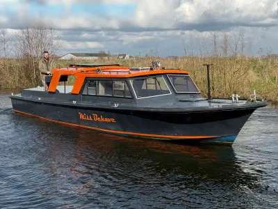 grijze patrouilleboot op kanaal