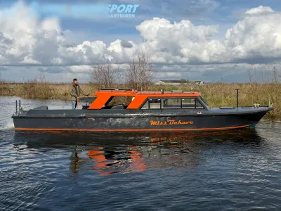 motorboot op rivier met bewolkte lucht