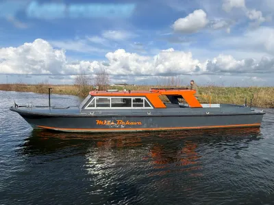 motorboot op het water, zijaanzicht