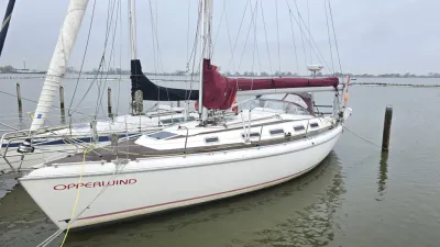 zeiljacht afgemeerd in haven