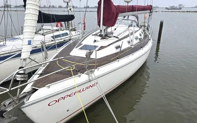 zeiljacht afgemeerd in haven