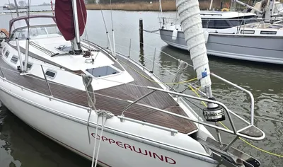 zeiljacht afgemeerd in jachthaven