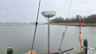 voorste dek en mast van zeiljacht bij kade