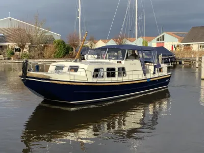 motorboot in het water bij kade en huizen