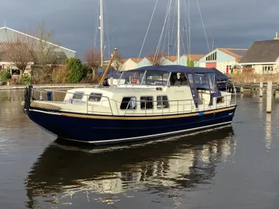 motorjacht liggend in een jachthaven