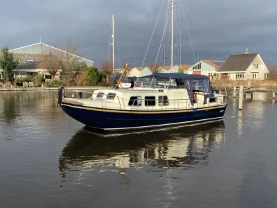 motorboot in het water bij ligplaats