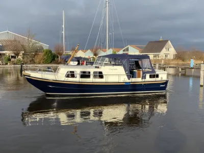 motorboot op het water bij jachthaven