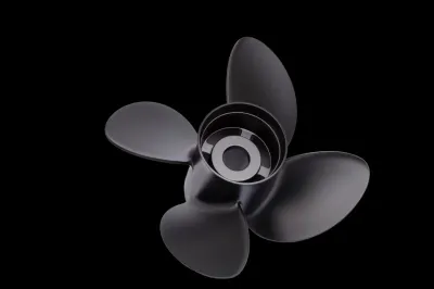 vierbladige propeller op zwarte achtergrond