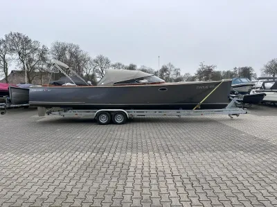 grijze sloep op trailer op parkeerplaats