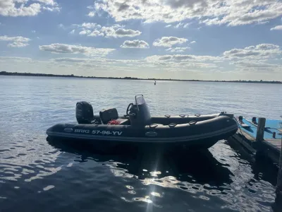 zwarte rib-boot afgemeerd bij een steiger