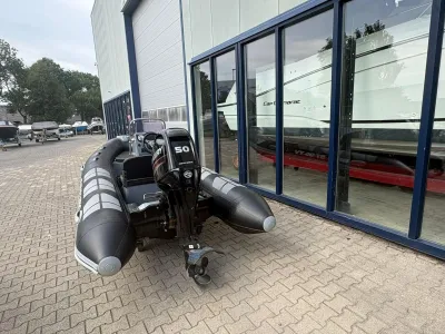 RIB boot op parkeerplaats naast gebouw