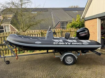 RIB op trailer in oprit