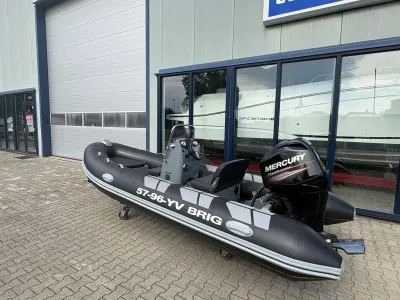 RIB rubberboot op parkeerplaats