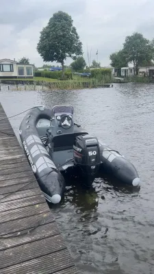 RIB boot afgemeerd bij een houten steiger