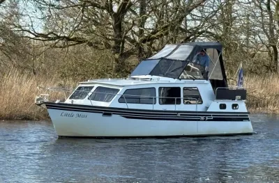 motorjacht op water met opbouw en kajuit