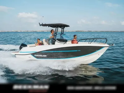 motorboot op open water met passagiers