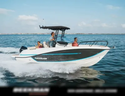 motorboot op open water met passagiers