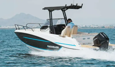 motorboot op zee met bestuurder en console