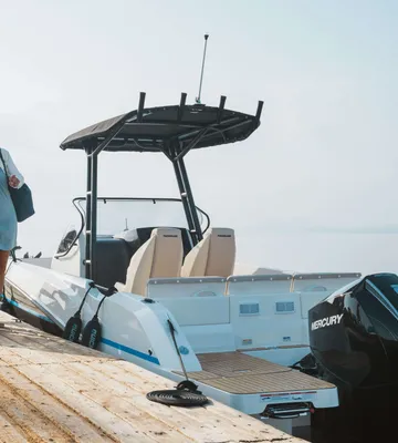 familie bij motorboot aan steiger
