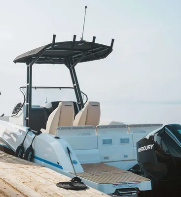 familie op steiger naast een motorboot