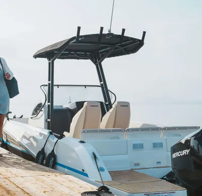 familie loopt langs een aangemeerde boot