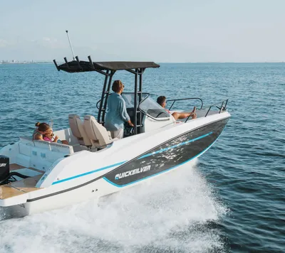 motorboot op open water met passagiers