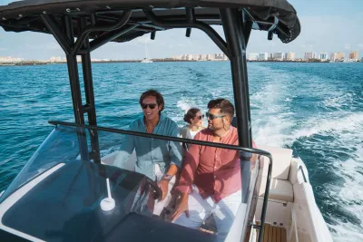 drie personen op een open boot op zee