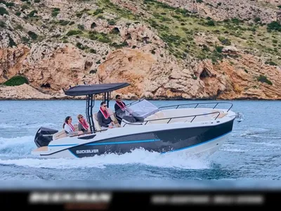 motorboot bij rotsachtige kust