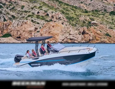 motorboot bij rotsachtige kust