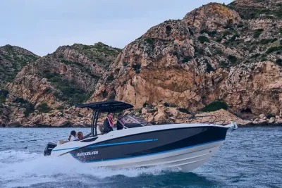motorboot op zee bij rotsachtige kust