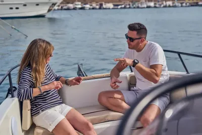 twee mensen in de kuip van een boot