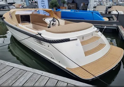 Tender afgemeerd in jachthaven