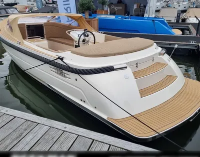 tender aangemeerd in jachthaven